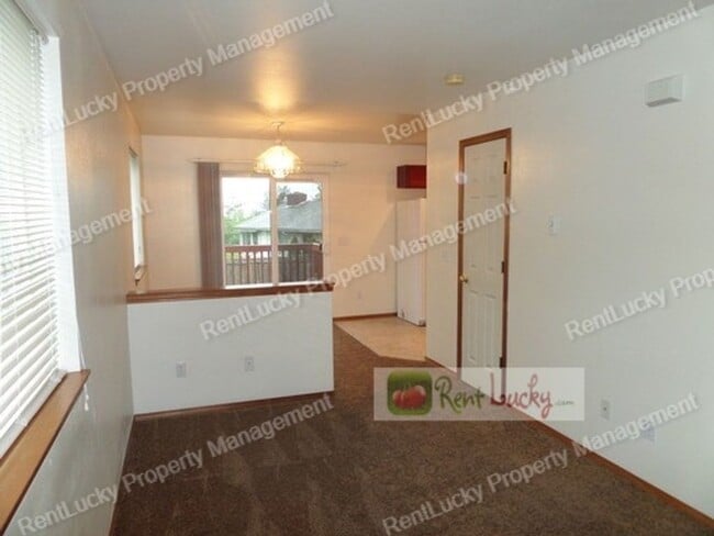 Building Photo - Fabulous 2 Bedroom Townhome With Attached Garage in Great RENTON Location!