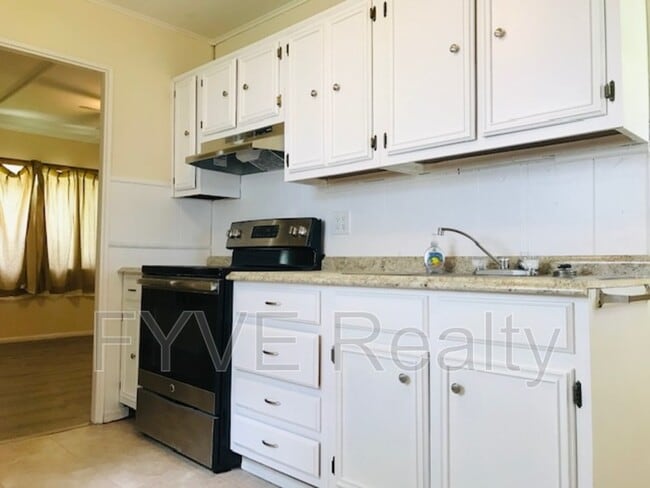 Building Photo - 122 Rheem St