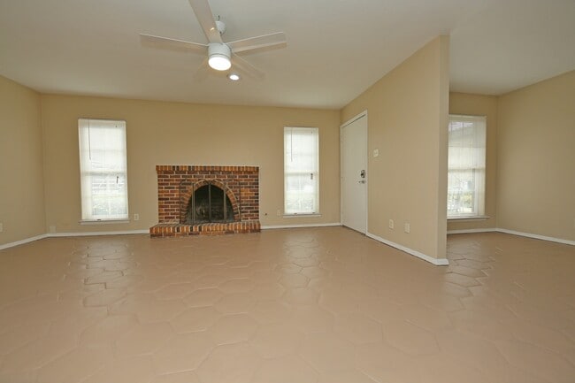 Foto del edificio - 7725 Meadow Park Dr