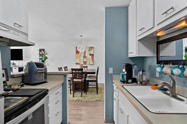 Foto del edificio - Fully Furnished Mission Valley Condo with Resort-Style Amenities in The Bluffs