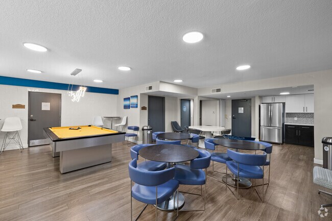 Salón del club - Lassen Village Apartments