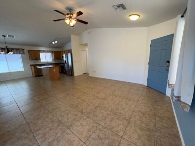 Foto del edificio - 4 bedroom two bath close to Cienega High S...