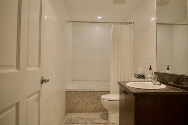 Building Photo - 6363 Boul Saint Laurent