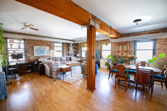 Building Photo - 515 N Noble St