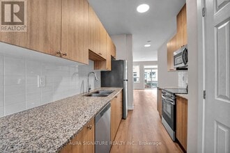 Building Photo - 820 Utopie Private