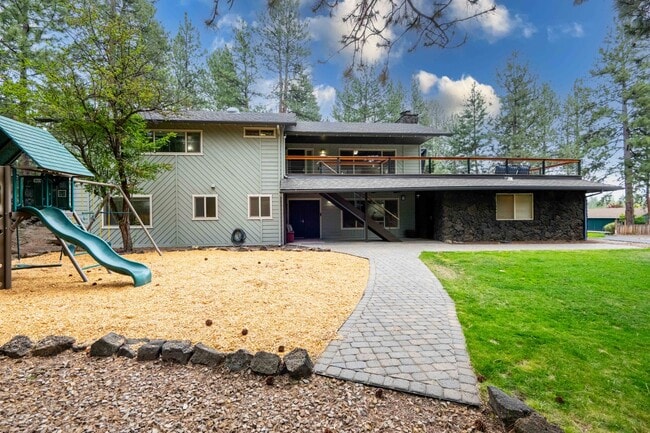 Building Photo - SW Bend Reverse-Living Home on .36 Acres | 5 Bedrooms | 3 Bathrooms
