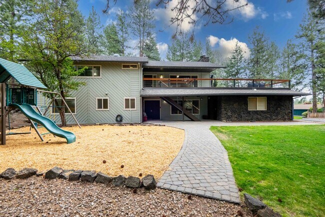 Foto del edificio - SW Bend Reverse-Living Home on .36 Acres | 5 Bedrooms | 3 Bathrooms