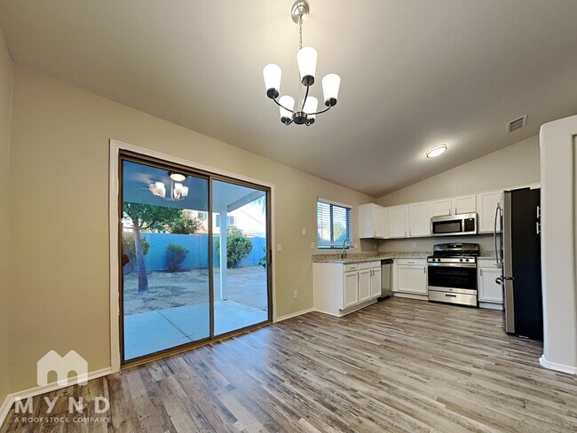 Building Photo - 10740 W Mountain View Dr