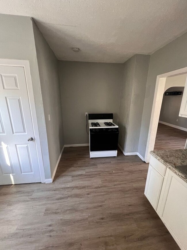 Building Photo - 4 bedroom
