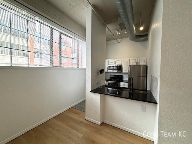 Foto del edificio - 320 W 7th St