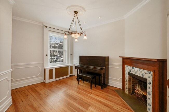 Building Photo - 3 Bed 2.5 Bathroom - Capitol Hill Rowhome - Driveway For Parking