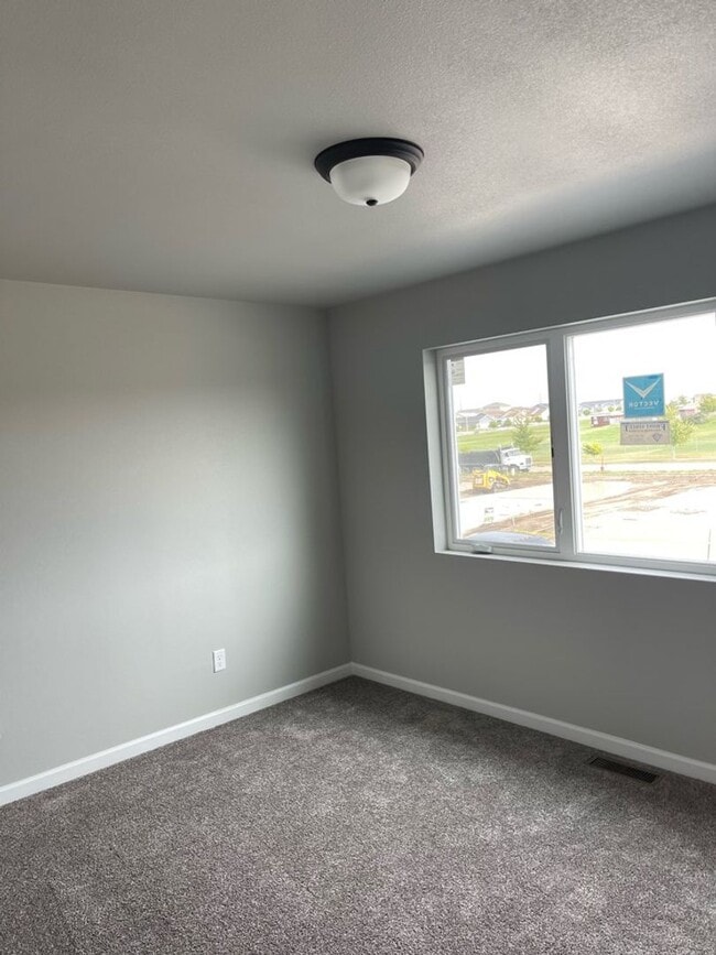 Building Photo - Spacious 3-bed 2.5 Bath - First Month Free!