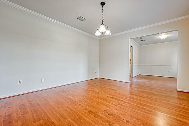 Foto del edificio - 1733 Crestdale Dr