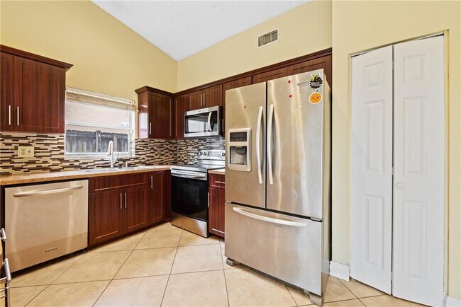 Foto del edificio - 4950 NW 83rd Ave