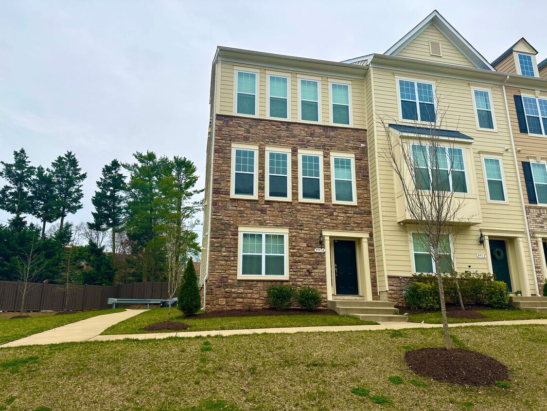 Primary Photo - Amazing 4 BR/3.5 BA EOG Townhome in Lanham!