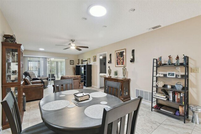 Foto del edificio - 8130 Braddock Cir