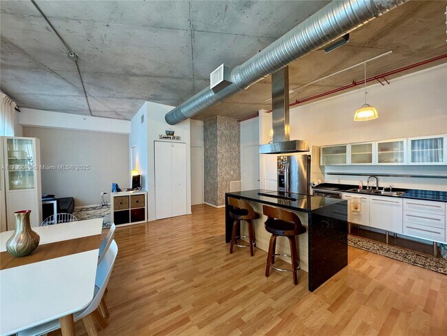 Foto del edificio - 10 SW South River Dr