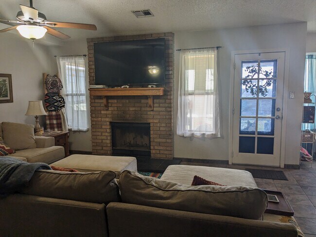 Foto del edificio - 3901 Basswood Dr