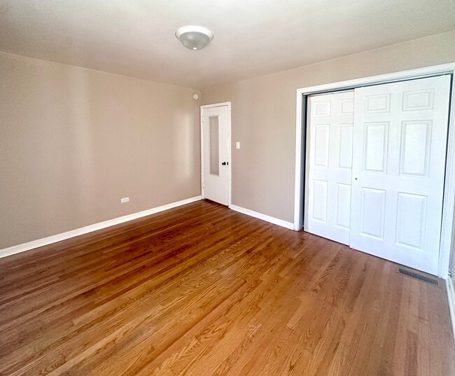 Building Photo - 2533 S 57th Ct