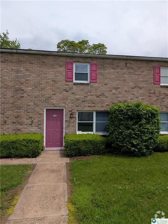 Building Photo - 121 E Hillcrest Ln