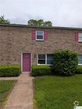 Building Photo - 121 E Hillcrest Ln
