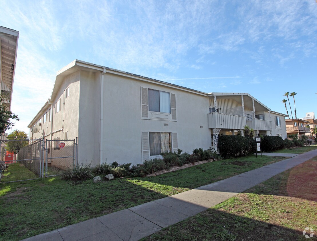 Foto principal - 19130 Sherman Way