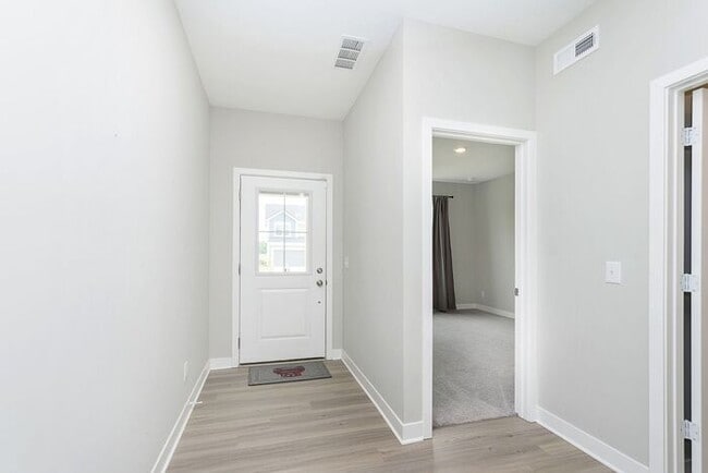 Foto del edificio - Like New 5 Bedroom 3 Full Bath With Fenced...