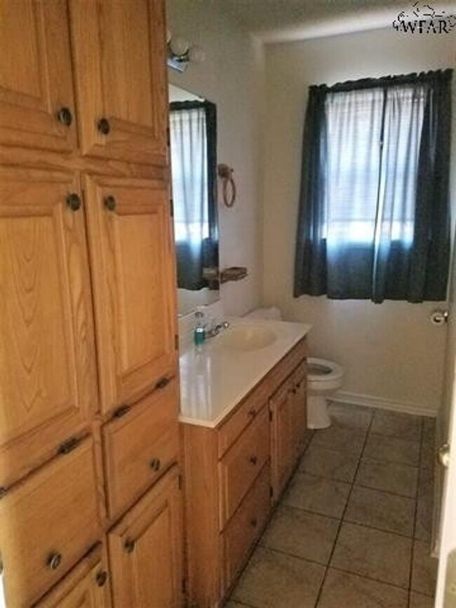 Building Photo - 3 bedroom, 2 bath close to Sheppard AFB