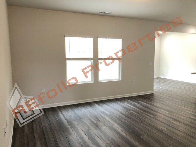 Building Photo - Beautiful 3 Bedroom, 2.5 Bath house w/ 2 C...