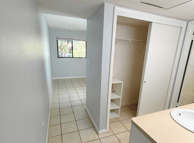 primario + entonces - 880 S Village Dr N