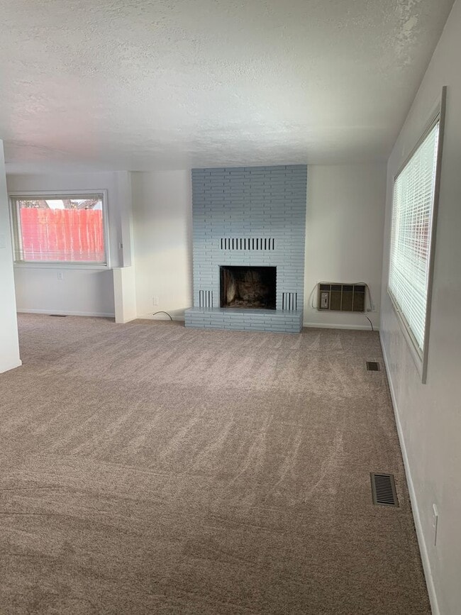 Foto del edificio - 3 Bedroom, 1.5 Bath House in Pacific Terrace neighborhood