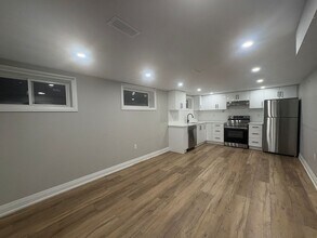 Building Photo - 176 E 43rd St