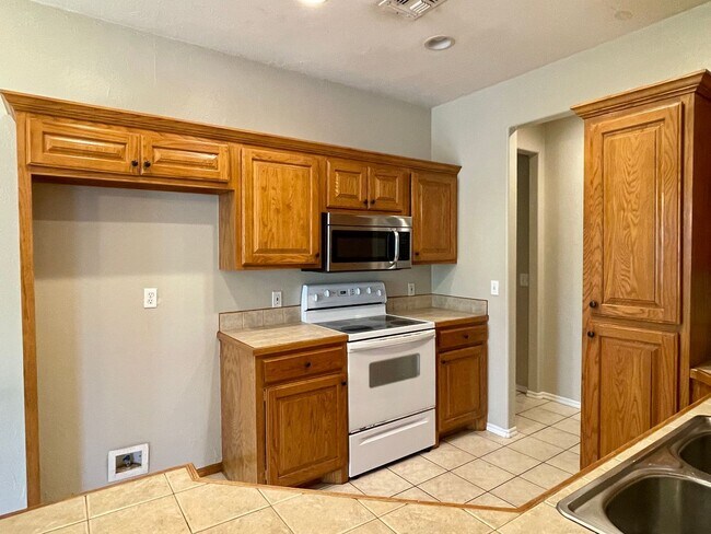 Foto del edificio - 3 bed, 2 Bath Yukon Home in Piedmont Schools