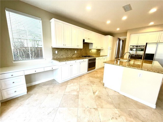 Foto del edificio - 16 Kingsway Dr