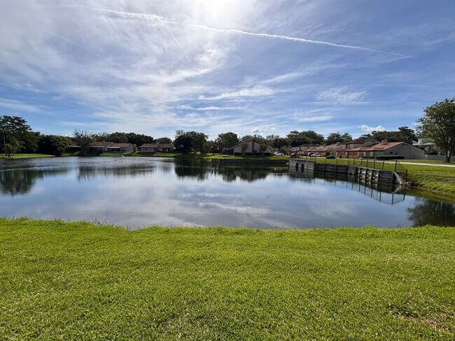 Foto del edificio - 2 Bed 2 Bath Luxury Waterfront Townhome with Screened Lanai & Garage!
