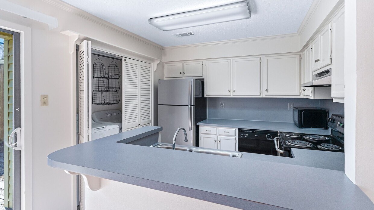 Primary Photo - Charming 2-Bedroom Townhome in Desirable P...