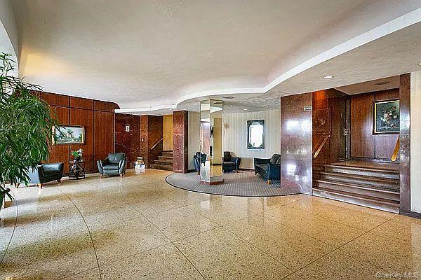 Foto del edificio - 61-20 Grand Central Pkwy