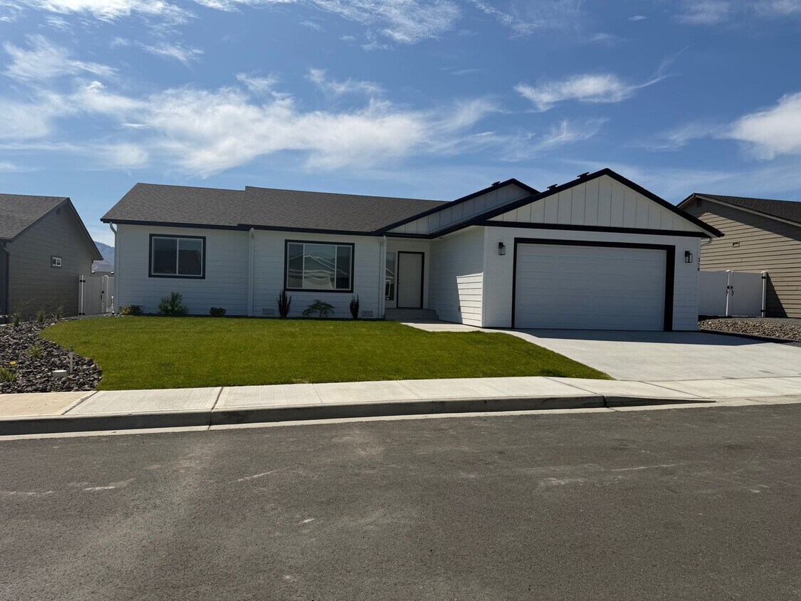 Foto principal - New Construction 3 bed, 2 bath!