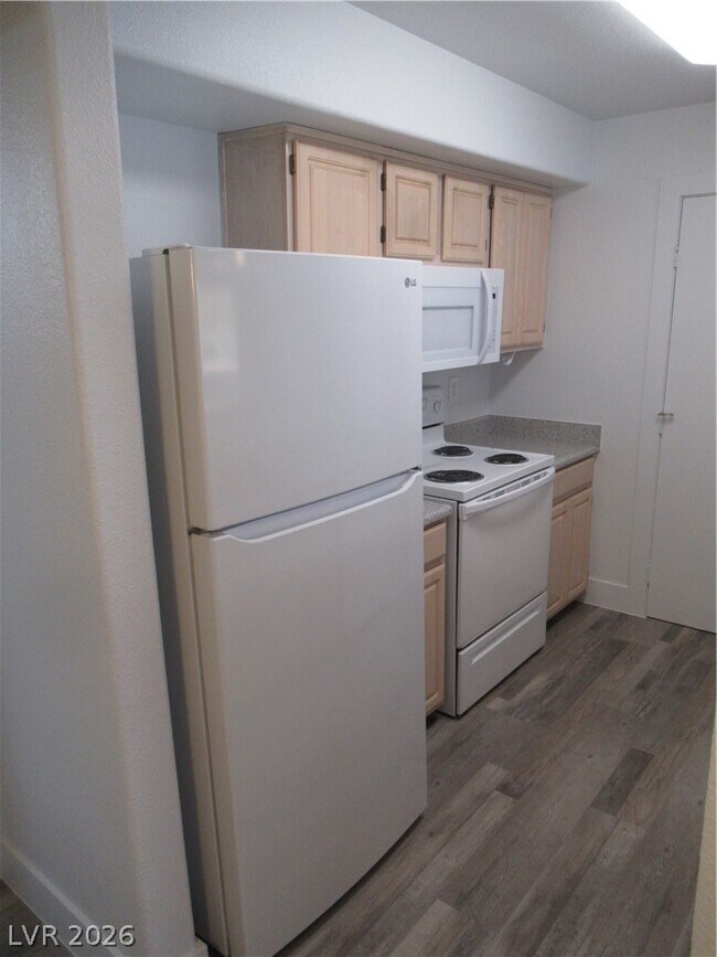 Building Photo - 555 E Silverado Ranch Blvd