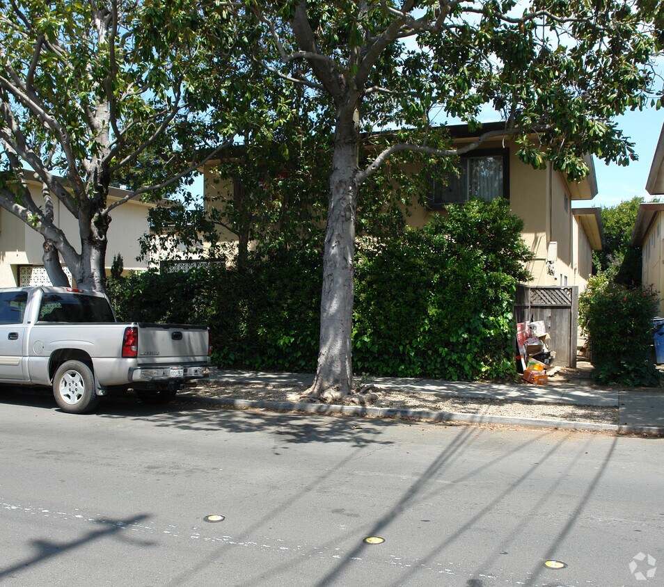 Building Photo - 714 N Claremont St