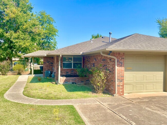 Building Photo - Great 2 Bed, 2 Bath Home In Edmond Near UCO