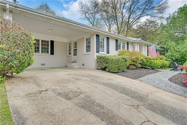 Building Photo - 338 Lakemoore Dr NE