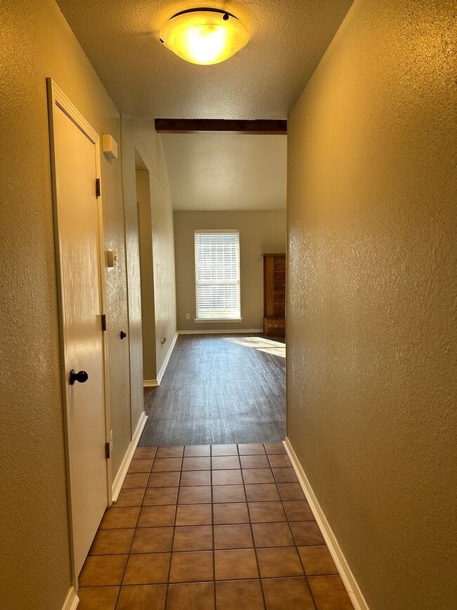 Foto del edificio - Clean, updated home on a corner lot with privacy fence and storage shed.