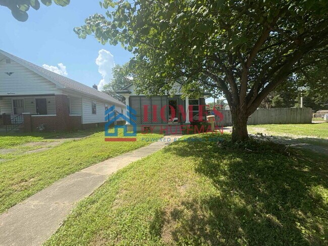 Building Photo - Two Bedroom House | Large Back Yard