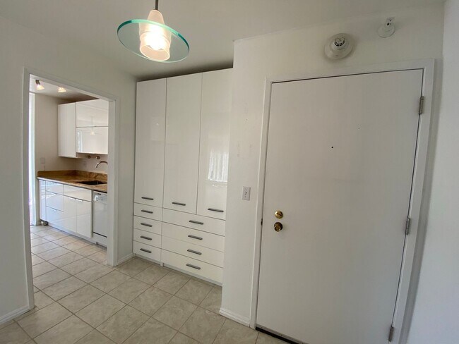 Foto del edificio - One Bedroom Condo Available in Watergate Community/Emeryville!
