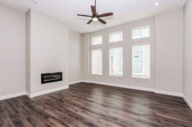 Building Photo - 2118 Oatfield Dr