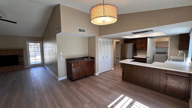 Building Photo - Newly renovated Bellair Townhome