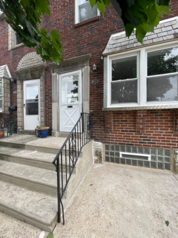 Primary Photo - 2104 Longshore Ave