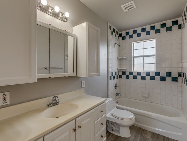 Building Photo - 1700 Hanna Dr