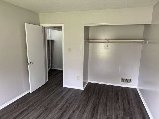 Building Photo - 109 Twin Wood Dr